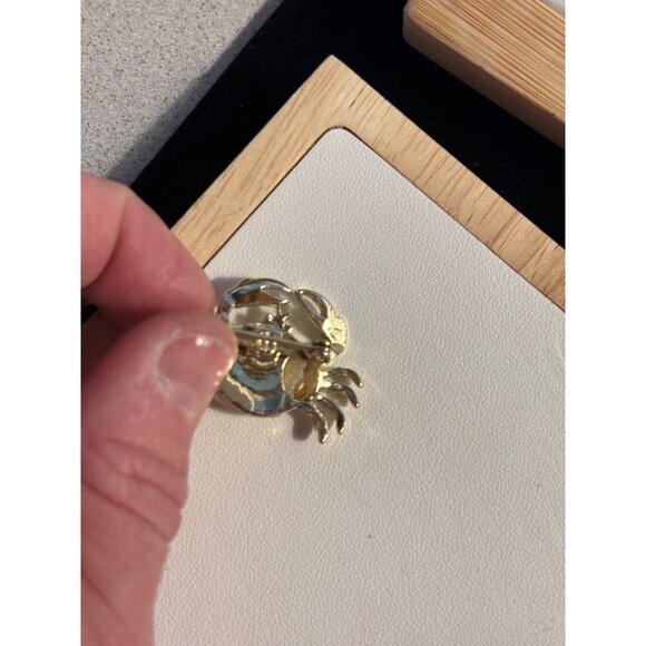 Gerry's Gold-Toned Crab Brooch With rose Shell Embellishment - Picture 2 of 7